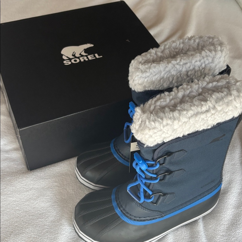 NWT: Boys Size 4Y Yoot PAC Nylon WP Sorel Blue and Black Winter Boots